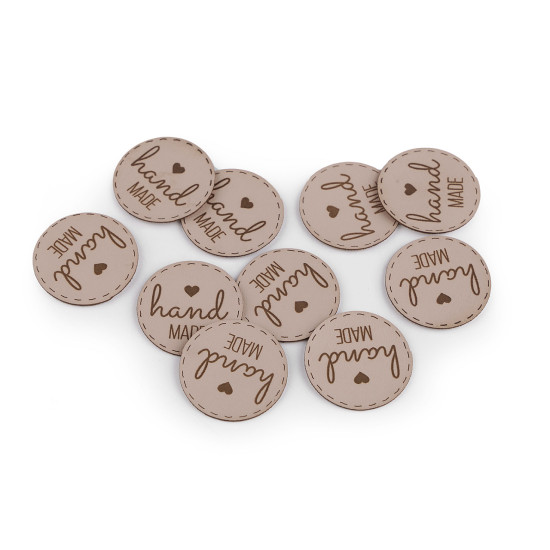 Écusson/étiquette en éco-cuir - « hand made » (fait main) - Marron (10 Pièces) Écusson/étiquette en éco-cuir - « hand made » (fait main) - Marron (10 Pièces)
