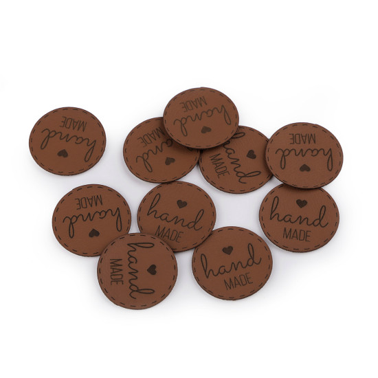Écusson/étiquette en éco-cuir - « hand made » (fait main) - Marron (10 Pièces) Écusson/étiquette en éco-cuir - « hand made » (fait main) - Marron (10 Pièces)