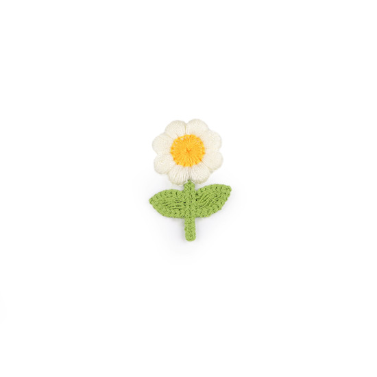 Kwiatek haftowany 2,4x3,7 cm - Pudrowy (10 Sztuki) Kwiatek haftowany 2,4x3,7 cm - Pudrowy (10 Sztuki)