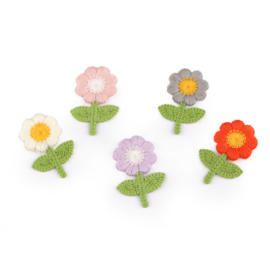 Kwiatek haftowany 2,4x3,7 cm - Pudrowy (10 Sztuki) Kwiatek haftowany 2,4x3,7 cm - Pudrowy (10 Sztuki)