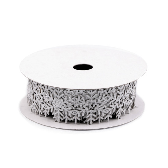 Bandă decorativă autoadezivă fulgi de zăpadă, lățime 24 mm - Alb (1 Metru) Bandă decorativă autoadezivă fulgi de zăpadă, lățime 24 mm - Alb (1 Metru)