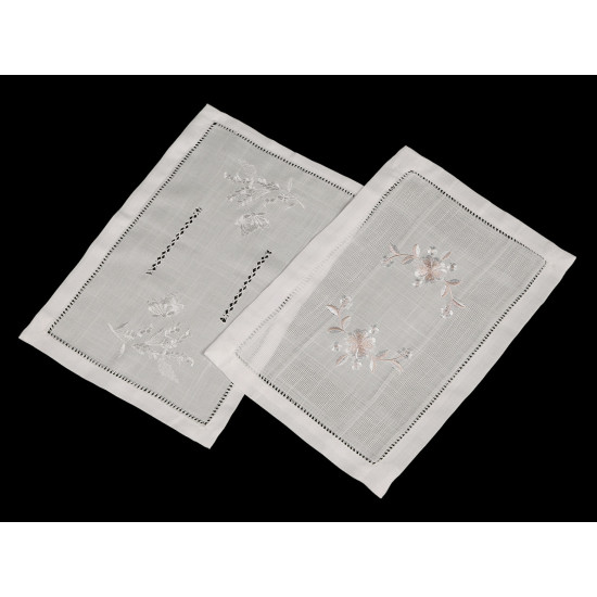 Embroidered placemat 30x45 cm - Off white (2 Pieces) Embroidered placemat 30x45 cm - Off white (2 Pieces)