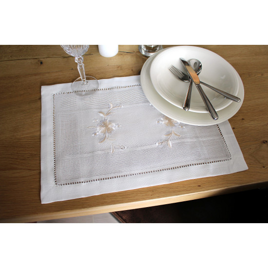 Embroidered placemat 30x45 cm - Off white (2 Pieces) Embroidered placemat 30x45 cm - Off white (2 Pieces)