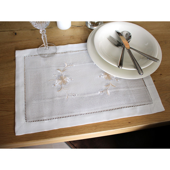 Embroidered placemat 30x45 cm - Off white (2 Pieces) Embroidered placemat 30x45 cm - Off white (2 Pieces)