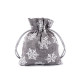 Woreczek podarunkowy śnieżynki z brokatem 10x13 cm imitacja juty - Szaro-biały (2 Sztuki) Woreczek podarunkowy śnieżynki z brokatem 10x13 cm imitacja juty - Szaro-biały (2 Sztuki)